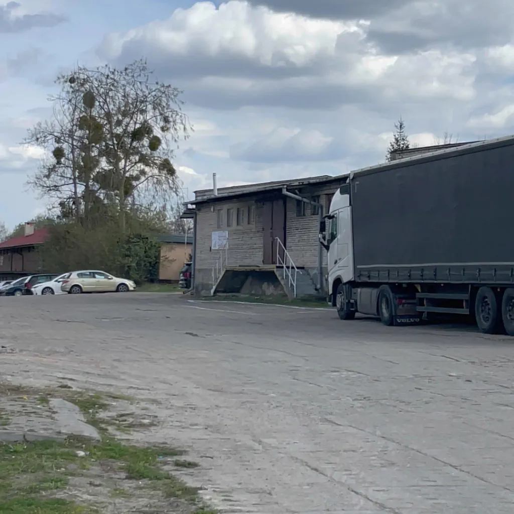 Вантажівка очікує завантаження на нашому складі
